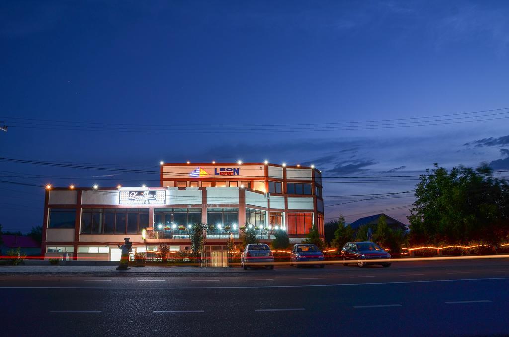 Motel - Restaurant Leon Bacau Exterior photo